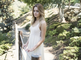 户外手扶防护栏白裙美女图片